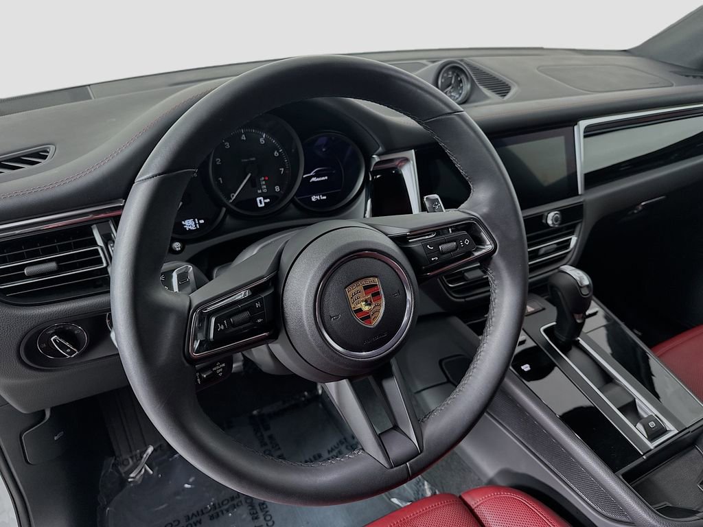 Used 2025 Porsche Macan image 12