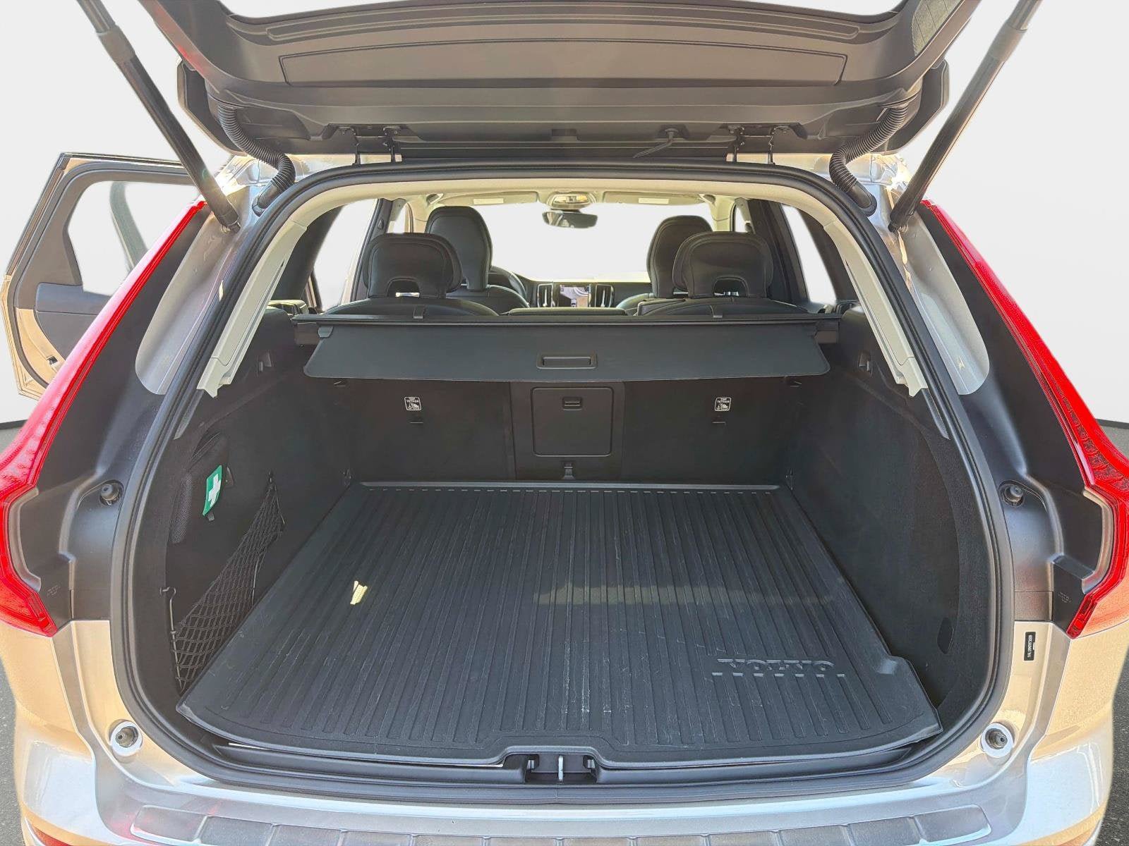 Certified 2024 Volvo XC60 B5 Ultimate w/ Protection Package Premier AWD/4WD image 11