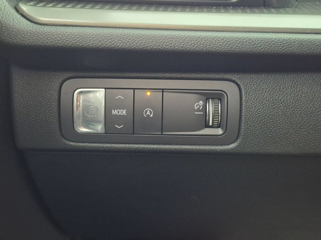Used 2025 Chevrolet Traverse LT w/ Driver Confidence Package FWD image 14