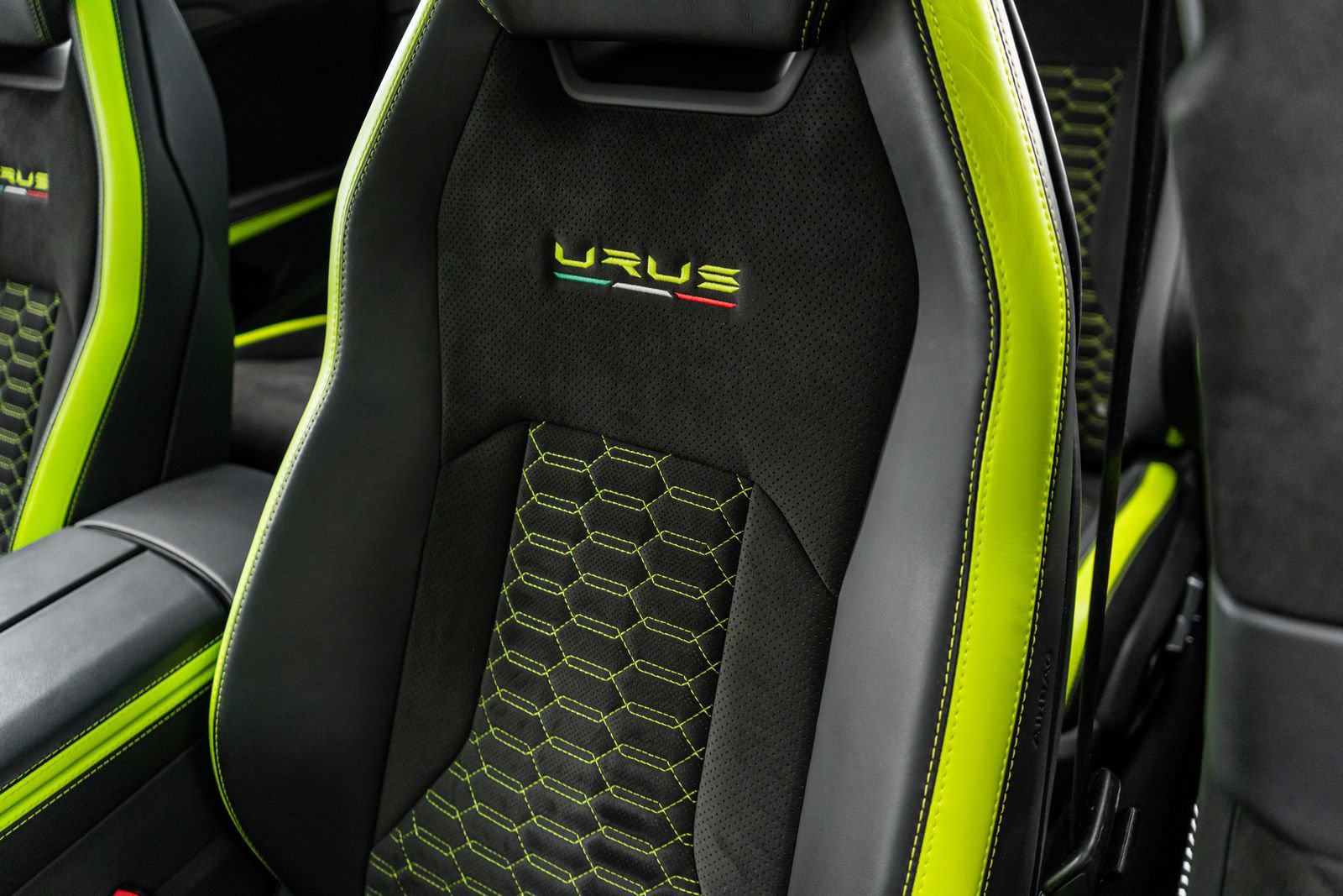 Used 2022 Lamborghini Urus AWD/4WD image 28