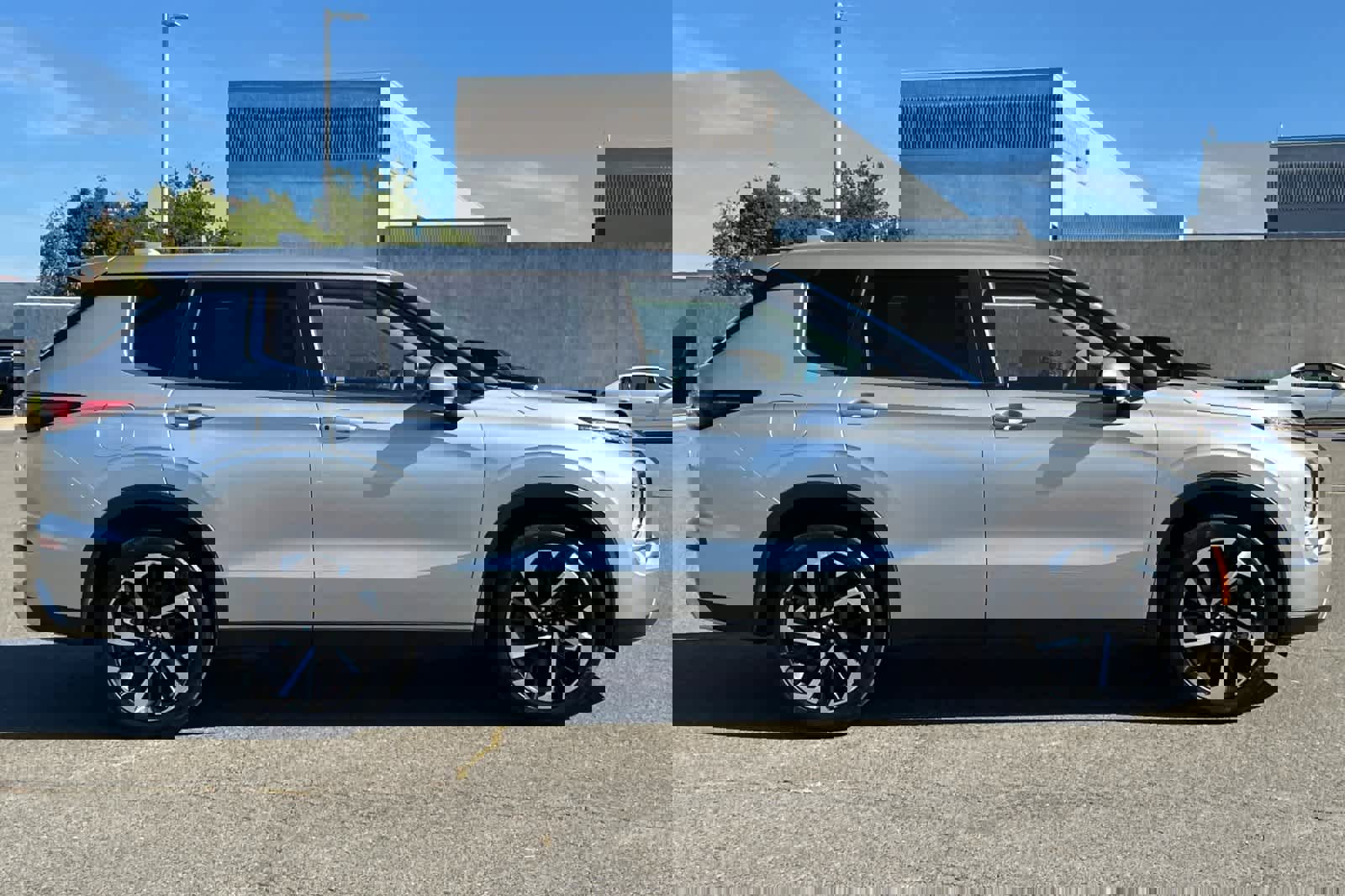 Used 2023 Mitsubishi Outlander SE image 6