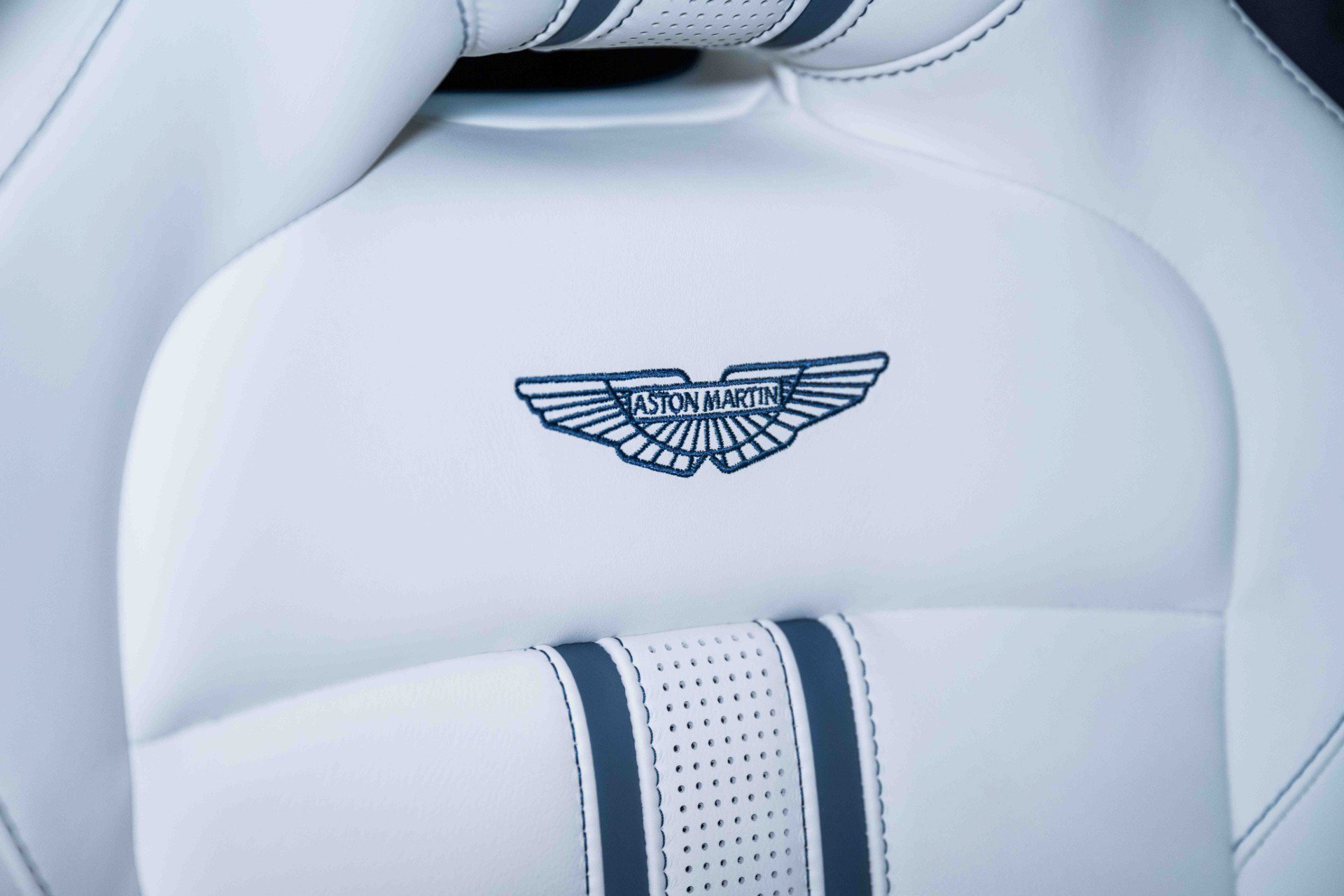 Used 2023 Aston Martin V8 Vantage Coupe RWD image 5