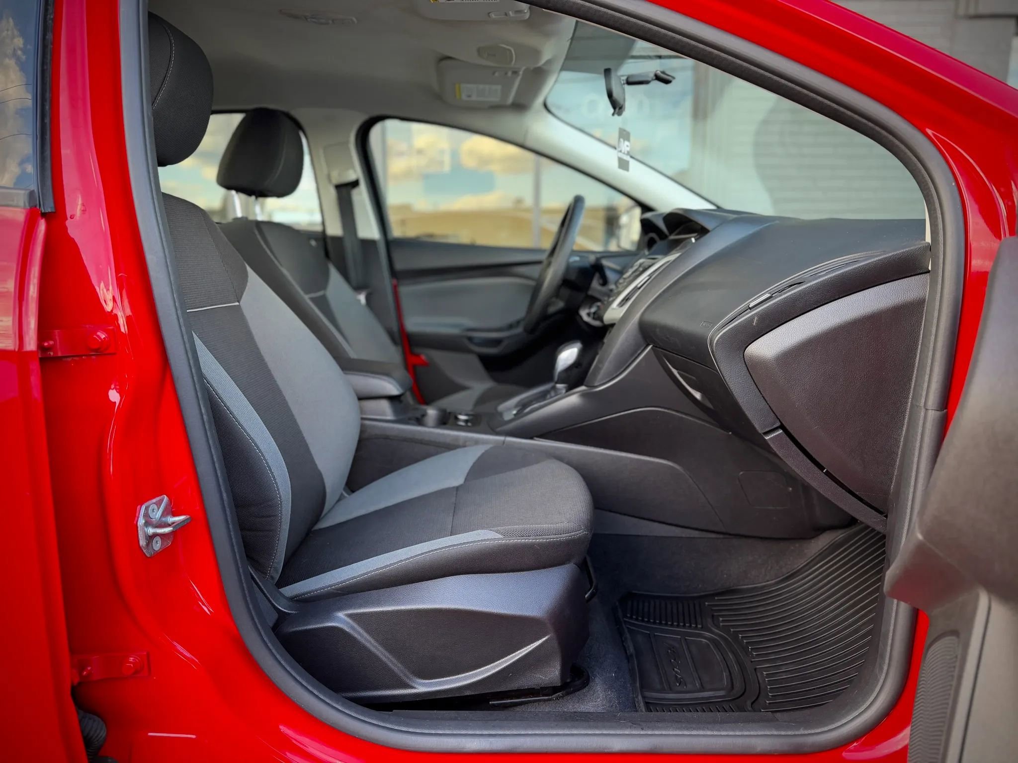 Used 2014 Ford Focus SE w/ SE Winter Package FWD image 16