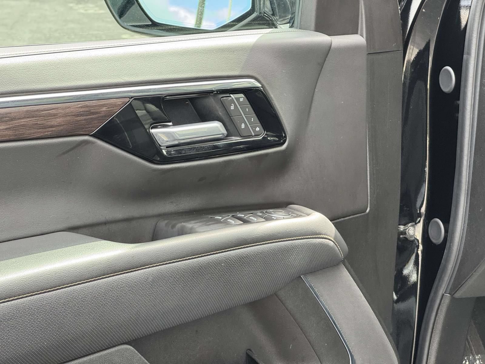 Used 2025 Chevrolet Tahoe Premier AWD/4WD image 20
