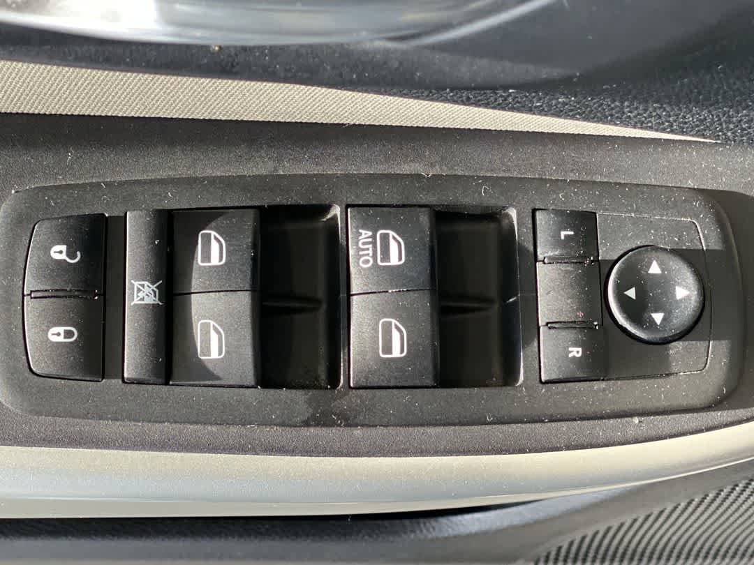 Used 2018 Jeep Cherokee Latitude w/ Cold Weather Group AWD/4WD image 16