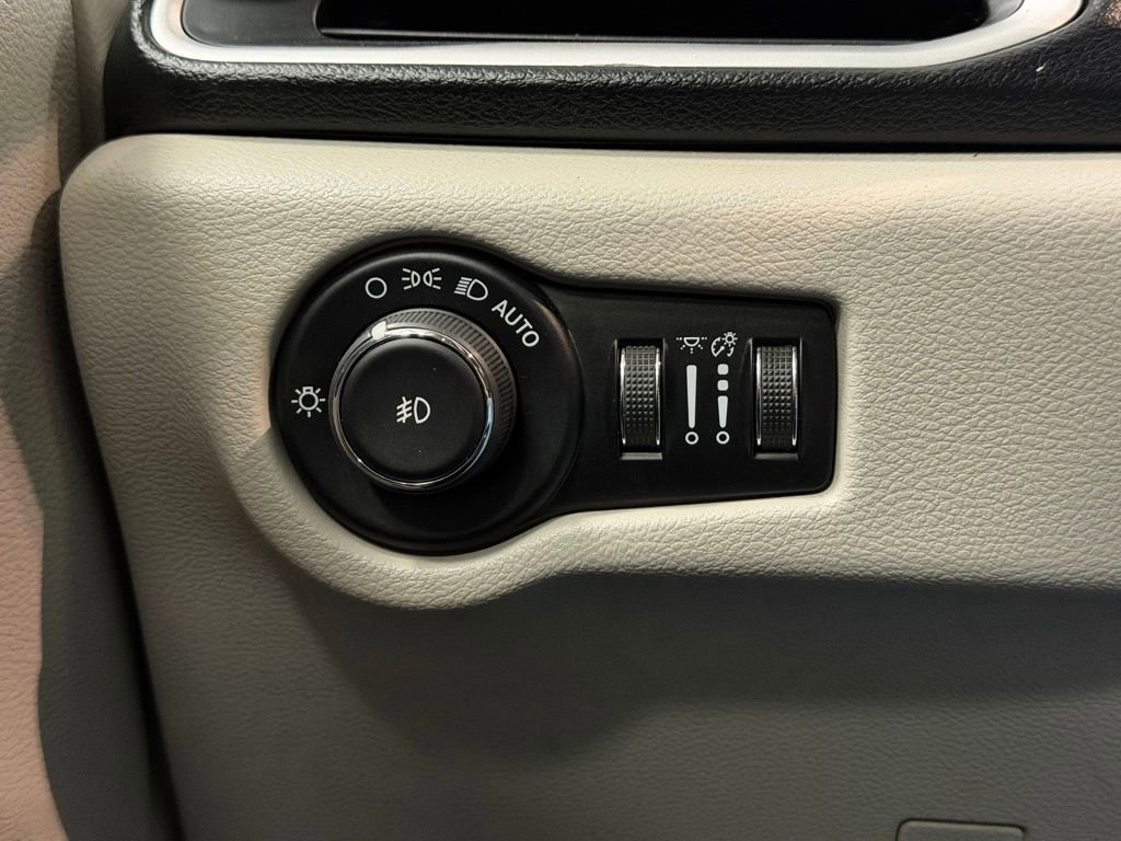 Used 2020 Chrysler Pacifica Touring-L Plus w/ Tire & Wheel Group image 13