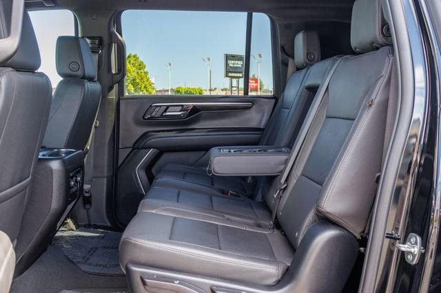 Used 2025 Chevrolet Suburban Z71 AWD/4WD image 8