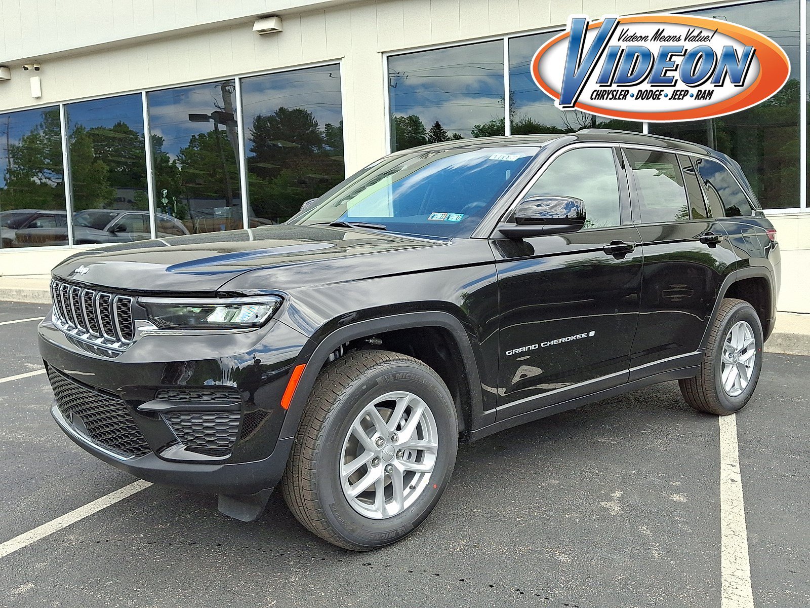 New 2026 Jeep Grand Cherokee Laredo X AWD/4WD video 1