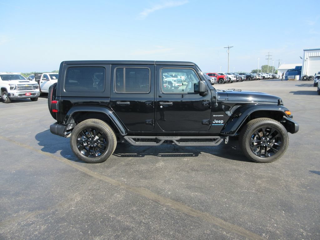 Used 2023 Jeep Wrangler Unlimited Sahara AWD/4WD image 5