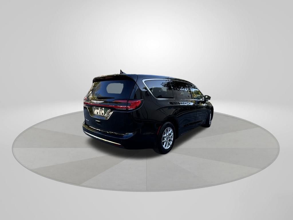 Certified 2024 Chrysler Pacifica Touring-L image 7
