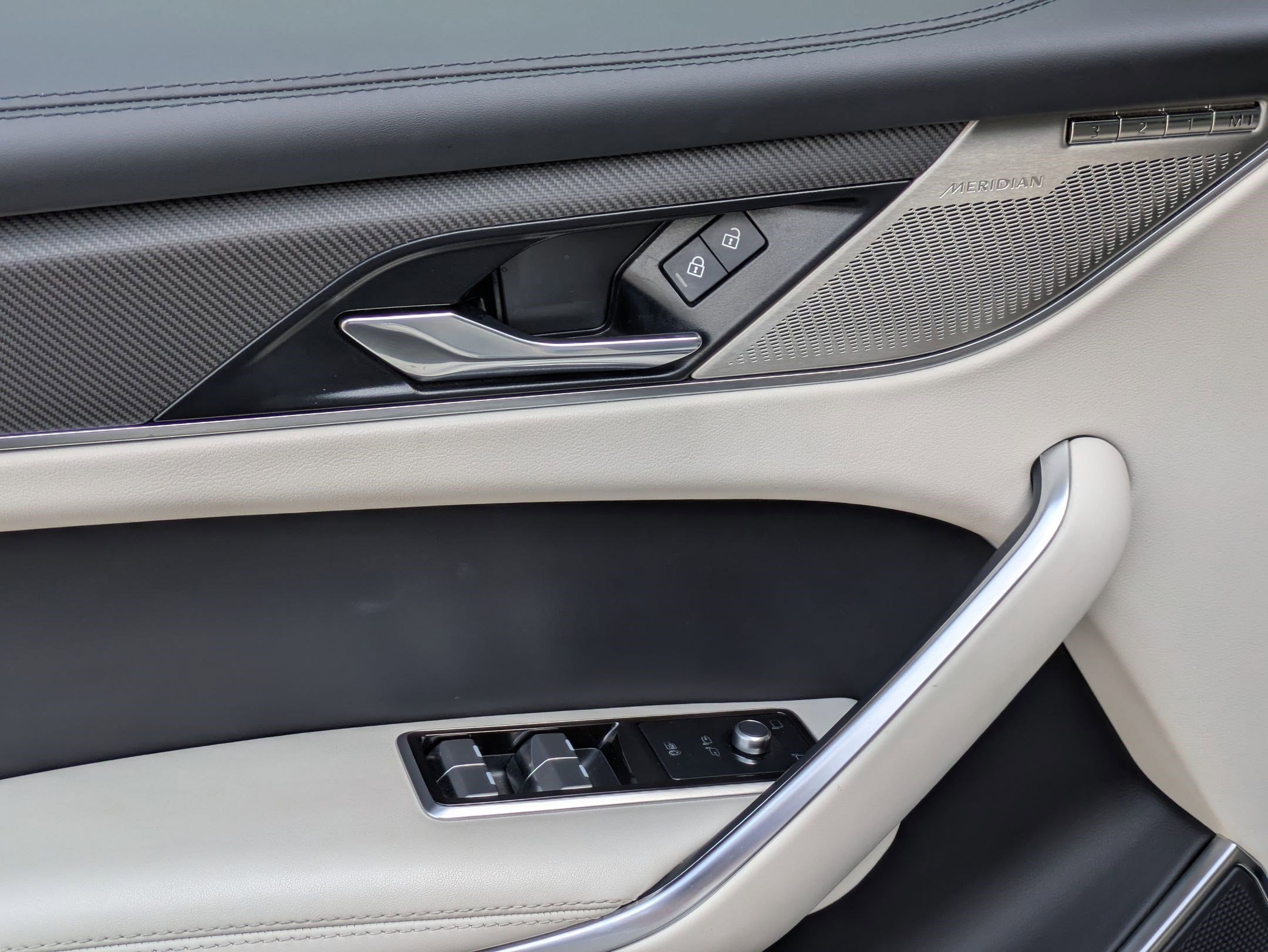 Used 2023 Jaguar F-PACE SVR image 16