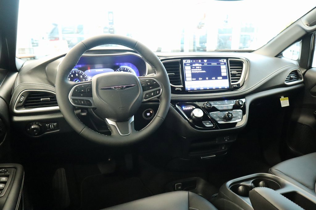 New 2026 Chrysler Pacifica Select image 2