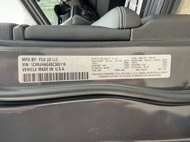 Used 2025 Jeep Grand Cherokee Laredo image 26