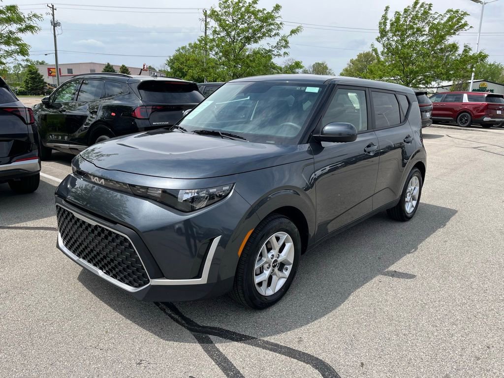 Used 2025 Kia Soul LX w/ LX Technology Package FWD image 3