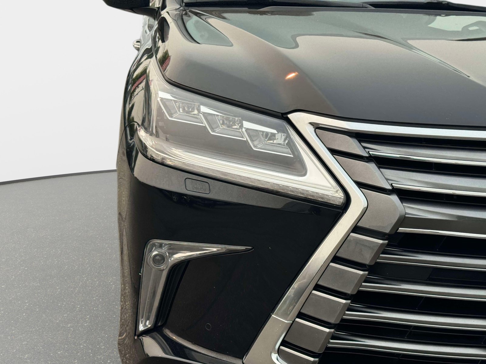 Used 2019 Lexus LX 570 4WD w/ Luxury Package image 7