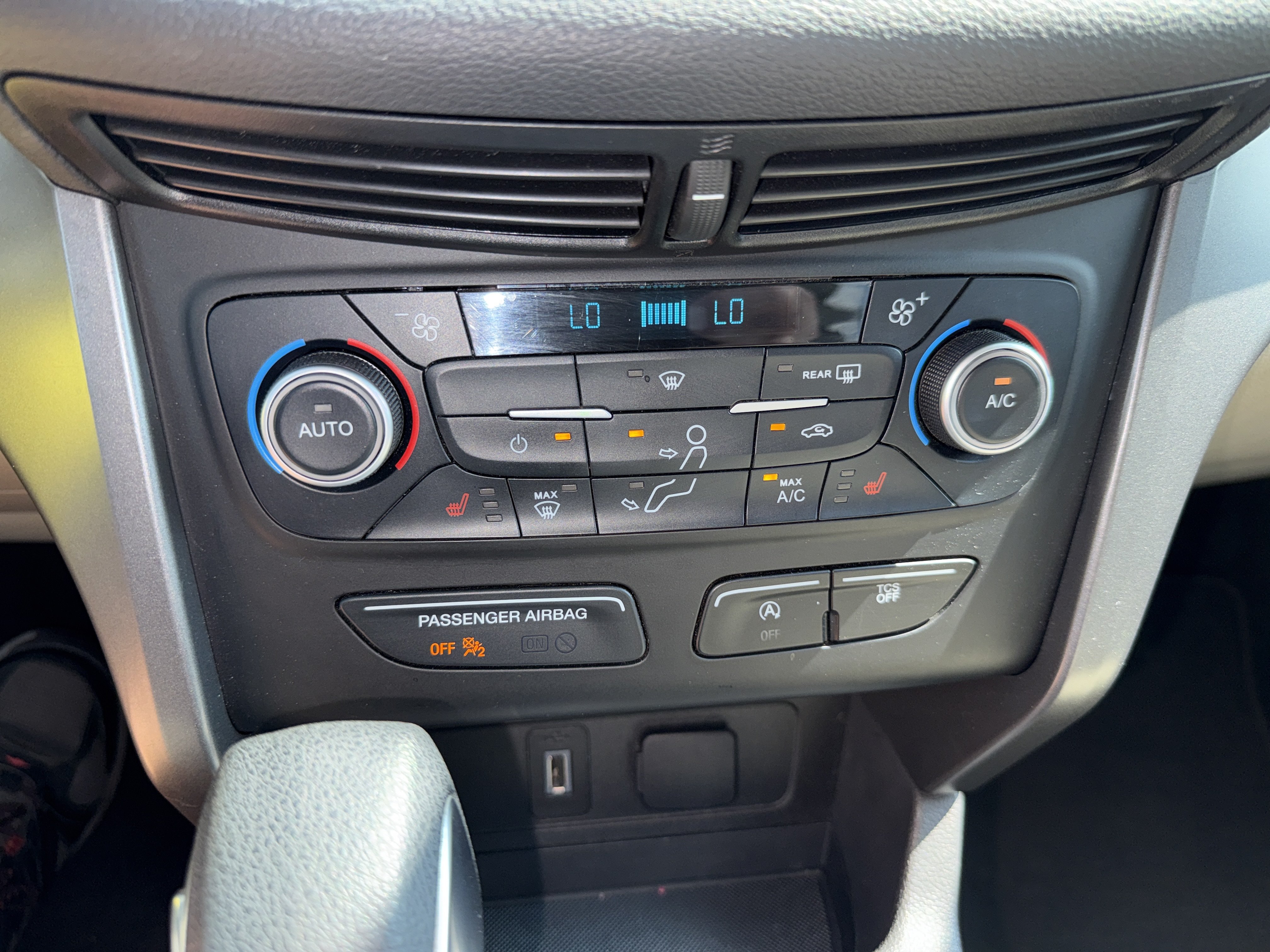 Used 2018 Ford Escape SE w/ SE Sync 3 Package AWD/4WD image 25