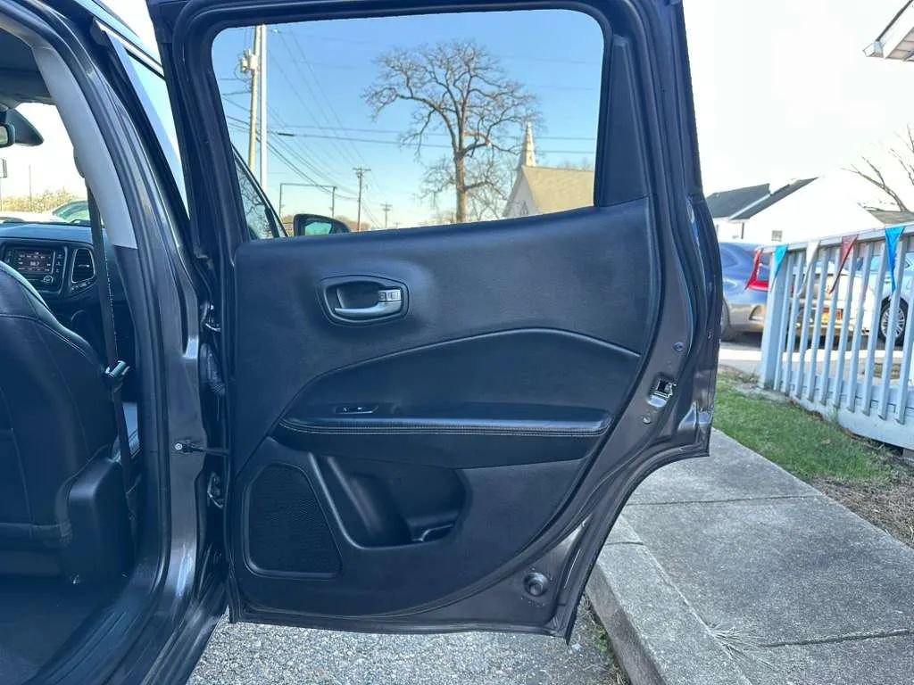 Used 2018 Jeep Compass Latitude image 18