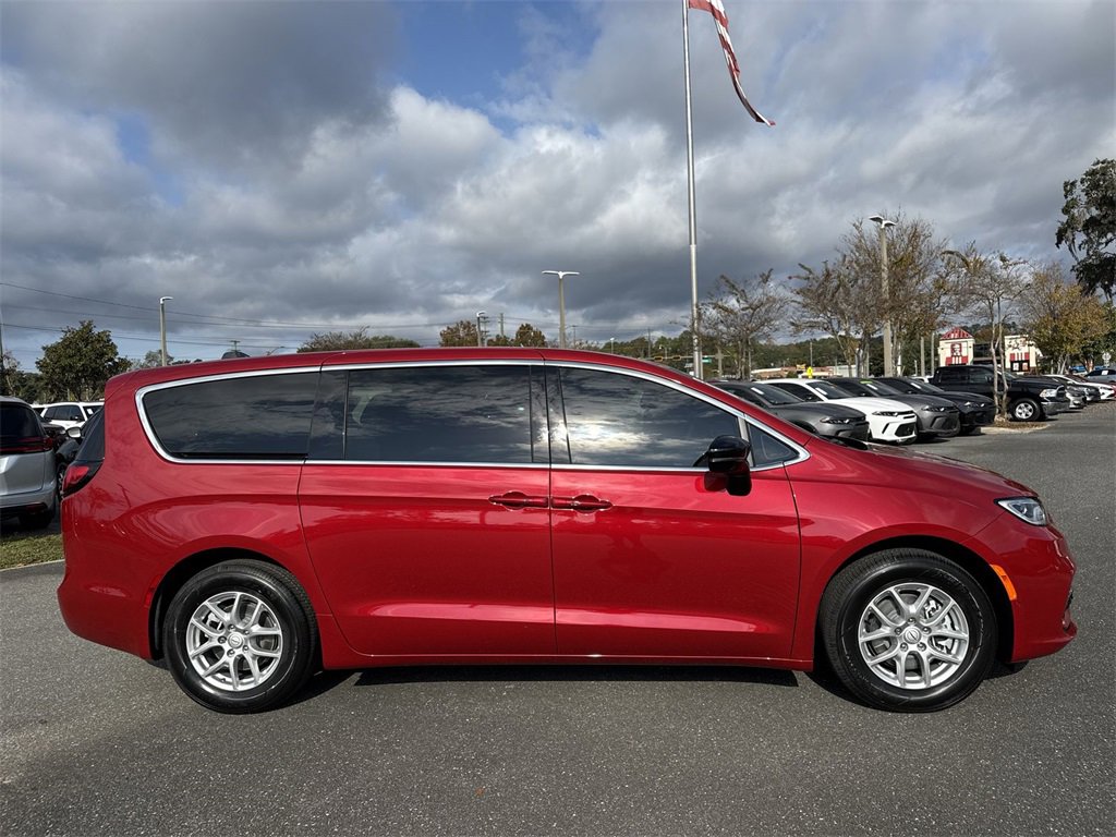 New 2026 Chrysler Pacifica Select image 2