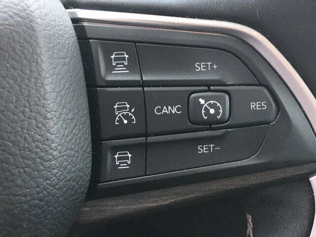 Used 2023 Jeep Grand Cherokee Limited AWD/4WD image 11