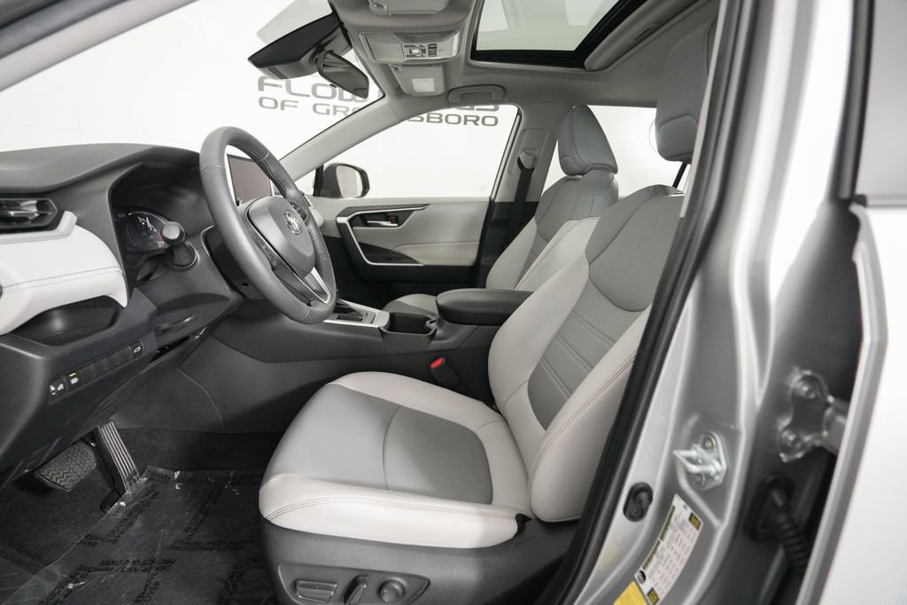 Used 2023 Toyota RAV4 XLE Premium image 9