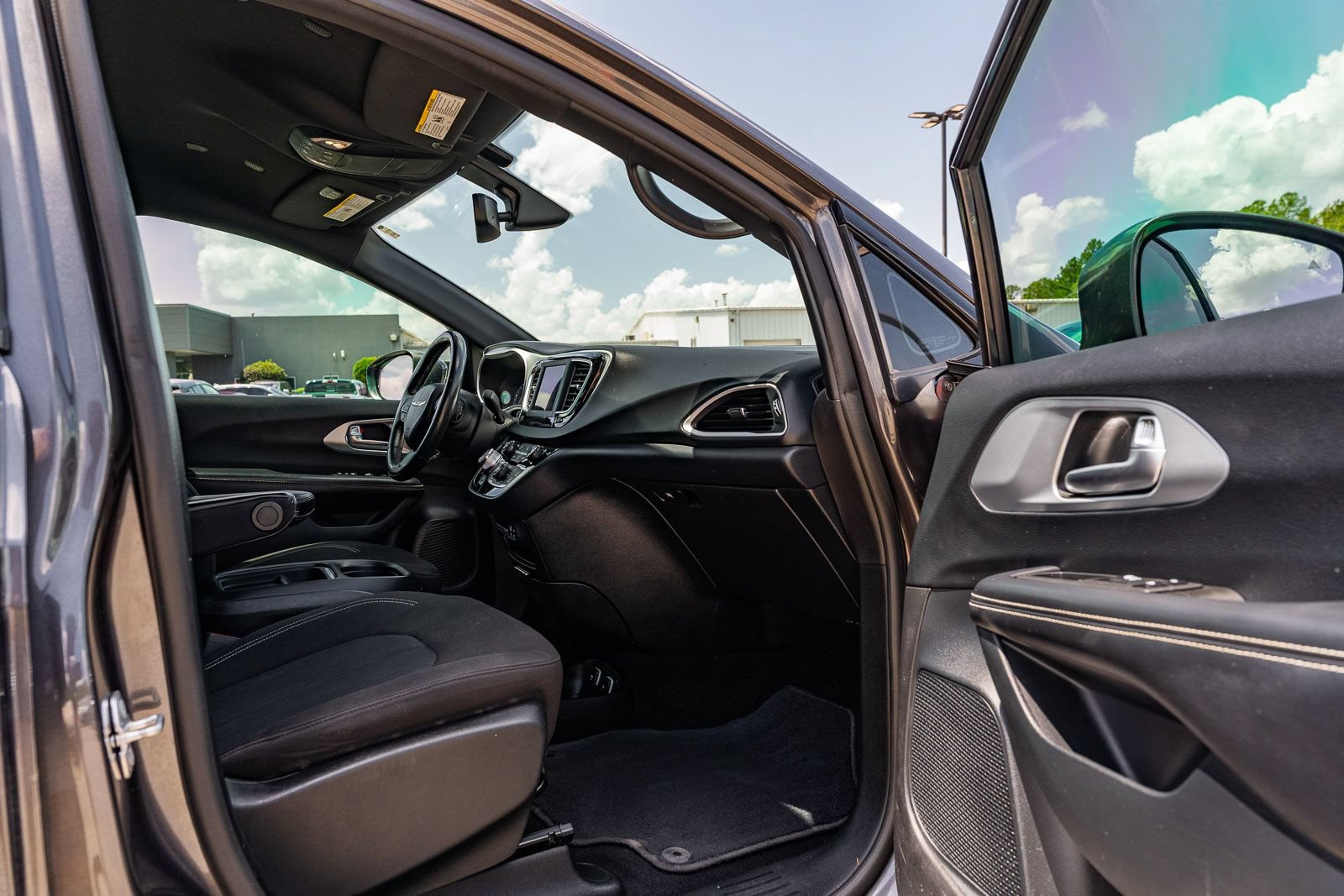 Used 2020 Chrysler Pacifica Touring w/ S Appearance Package FWD image 11