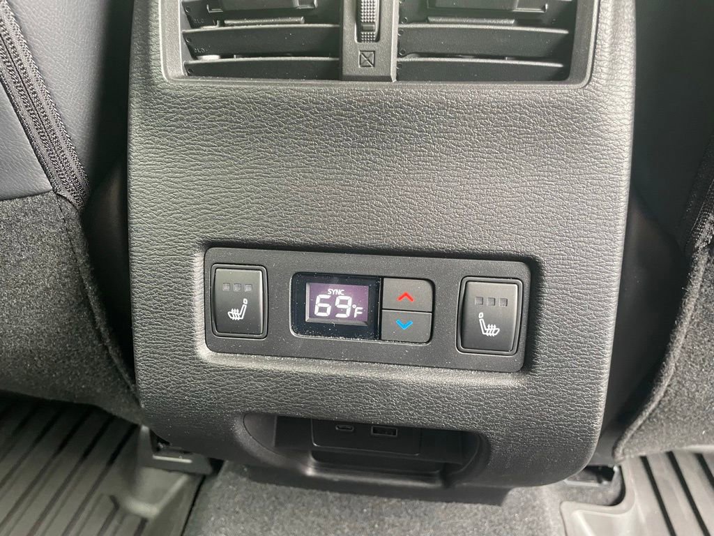 Used 2024 Mitsubishi Outlander SEL image 16