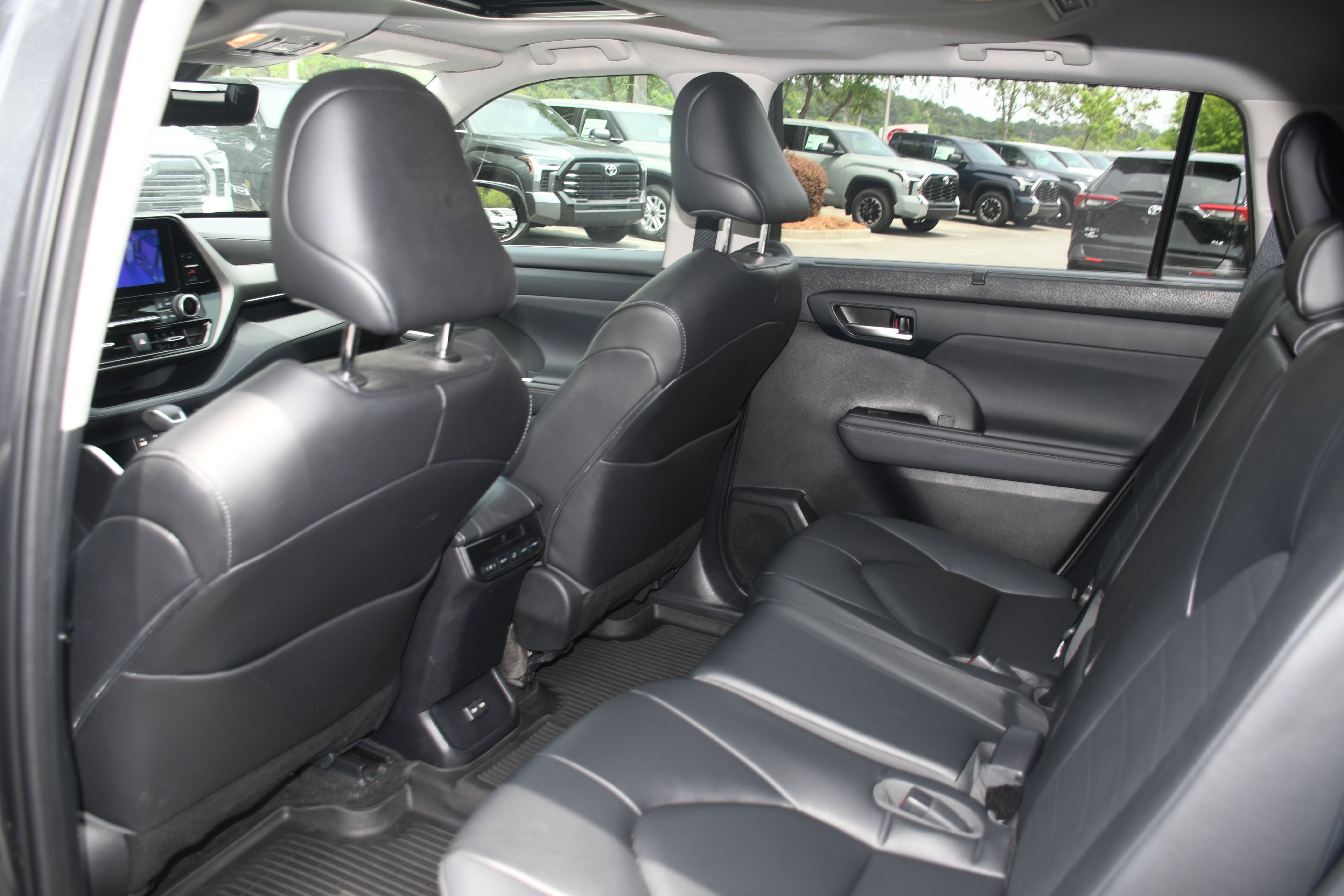 Used 2023 Toyota Highlander XLE FWD image 16