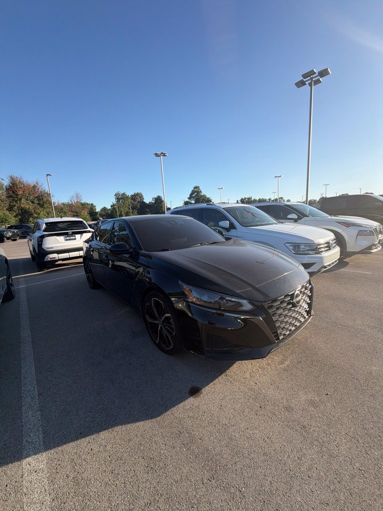 Used 2023 Nissan Altima 2.5 SR w/ SR Premium Package FWD image 1