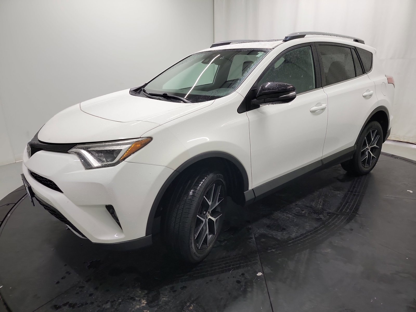 Used 2017 Toyota RAV4 SE image 3