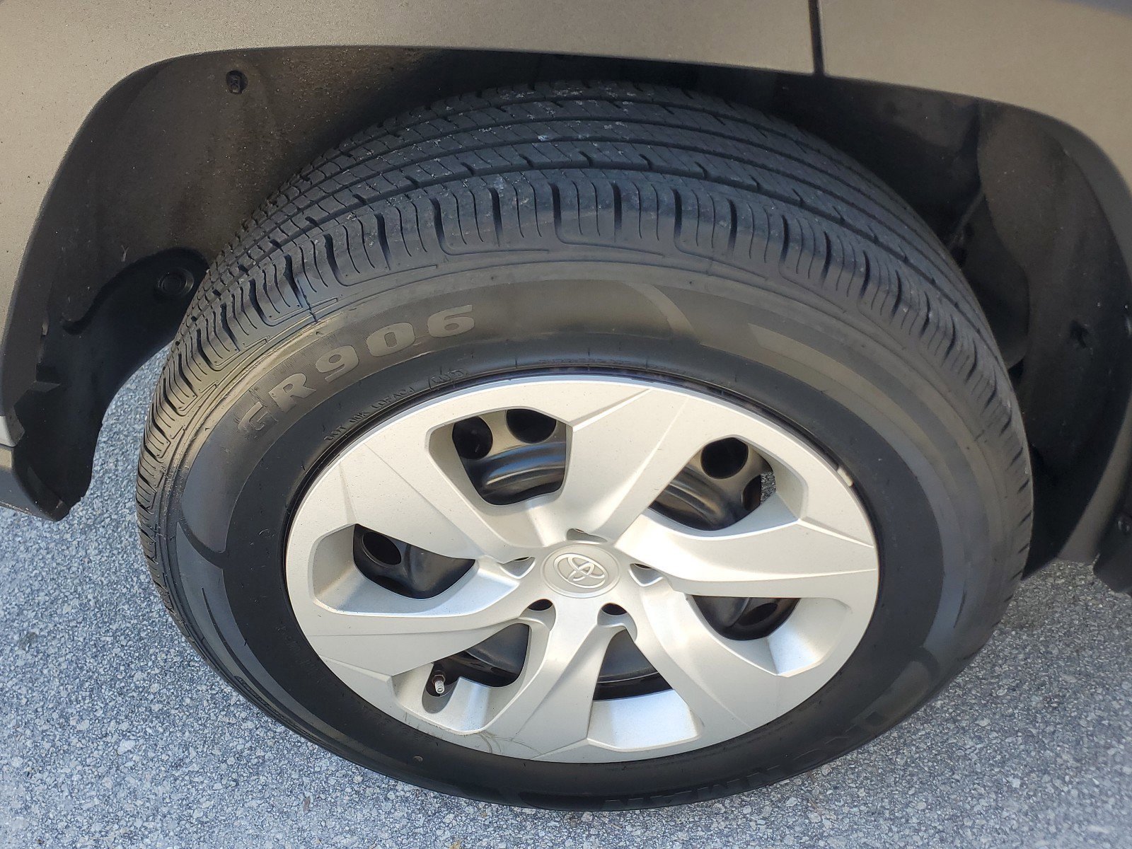 Used 2019 Toyota RAV4 LE FWD image 9