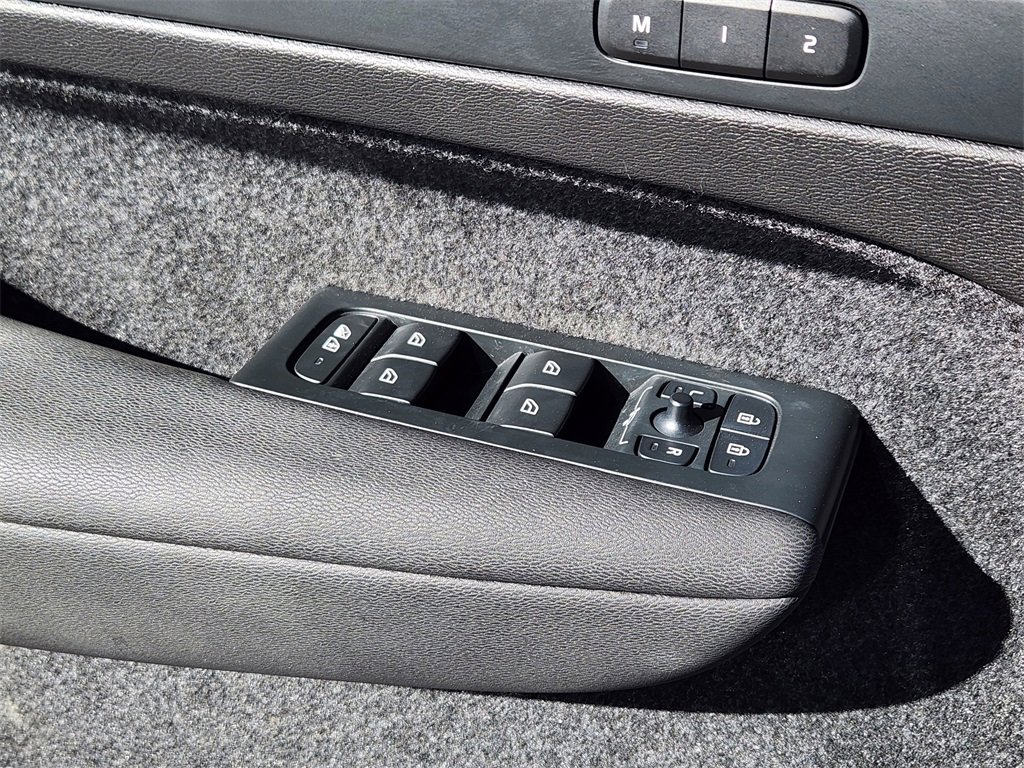 Used 2023 Volvo C40 P8 Recharge Ultimate image 4