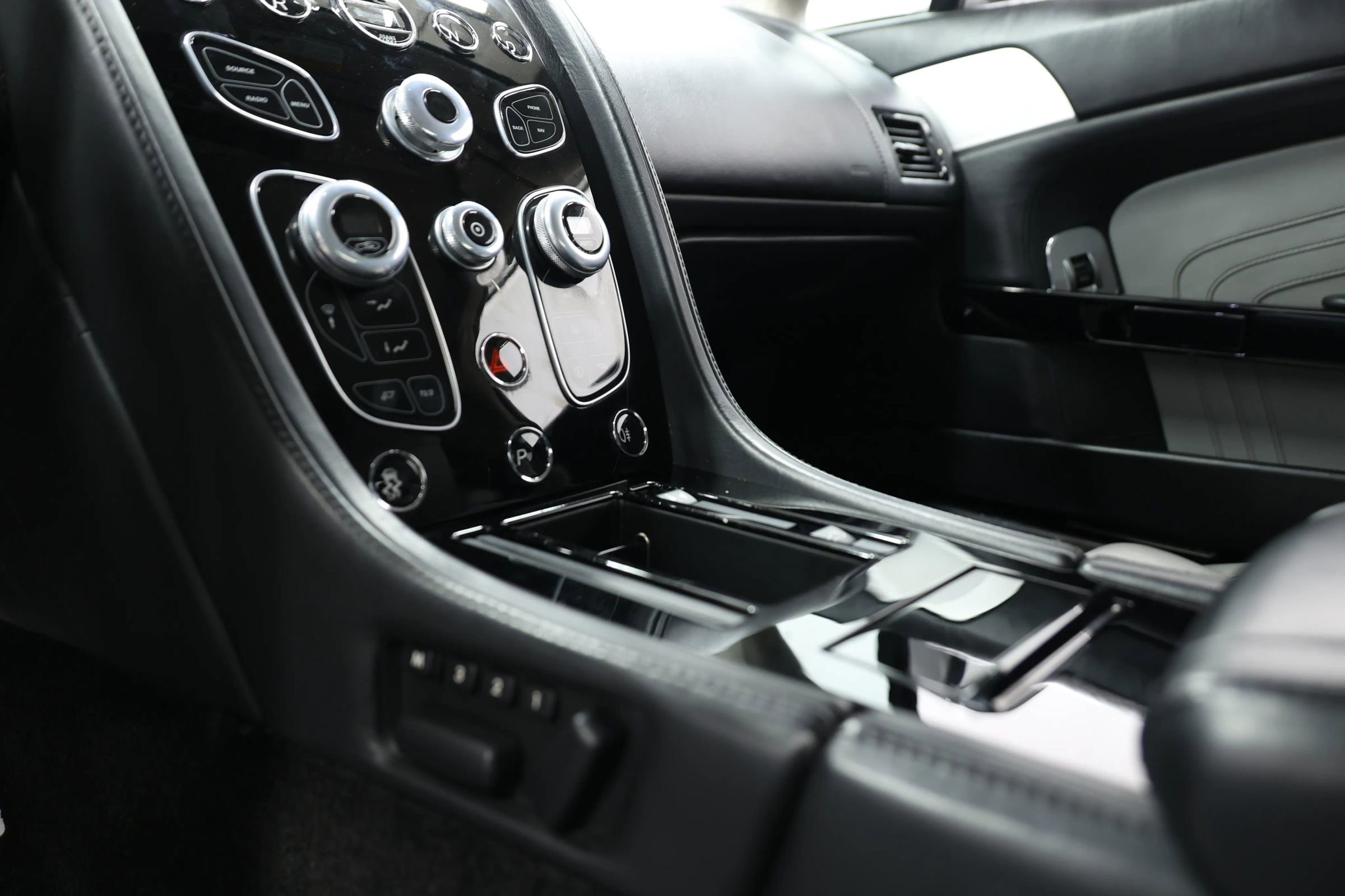 Used 2016 Aston Martin V8 Vantage S image 29