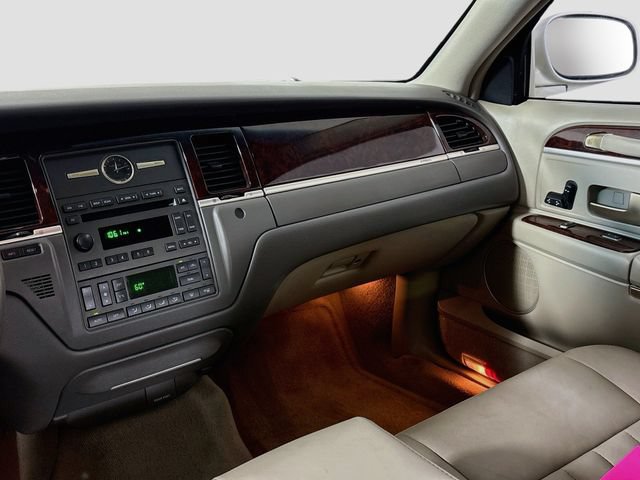 Used 2007 Lincoln Town Car Signature RWD image 20