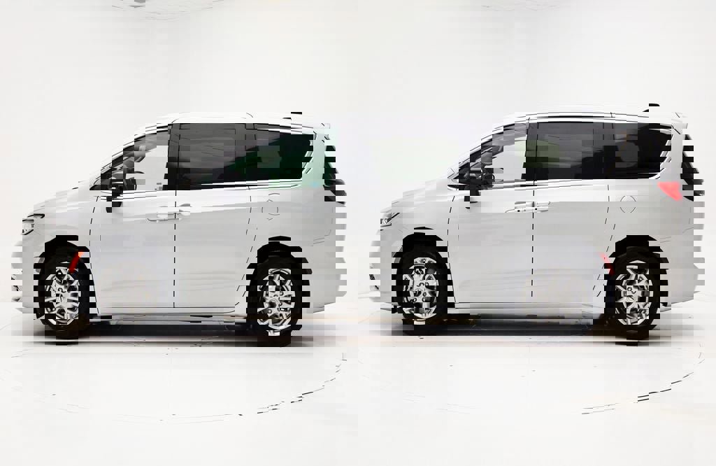 Used 2024 Chrysler Pacifica Touring-L image 6