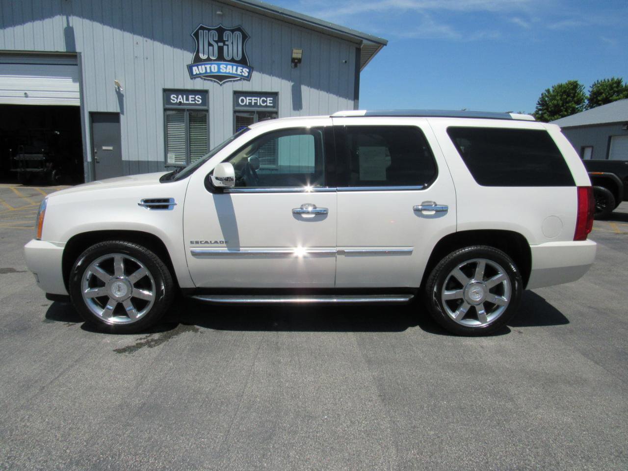 Used 2010 Cadillac Escalade Luxury AWD/4WD image 3
