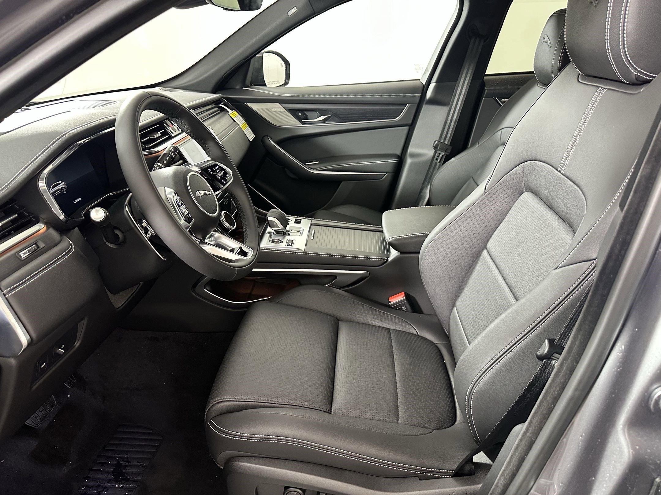 Used 2026 Jaguar F-PACE R-Dynamic S image 4