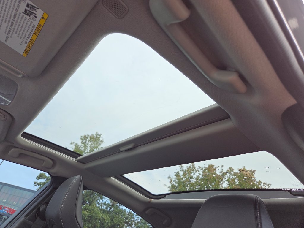 Used 2023 Toyota Prius XLE AWD/4WD image 3
