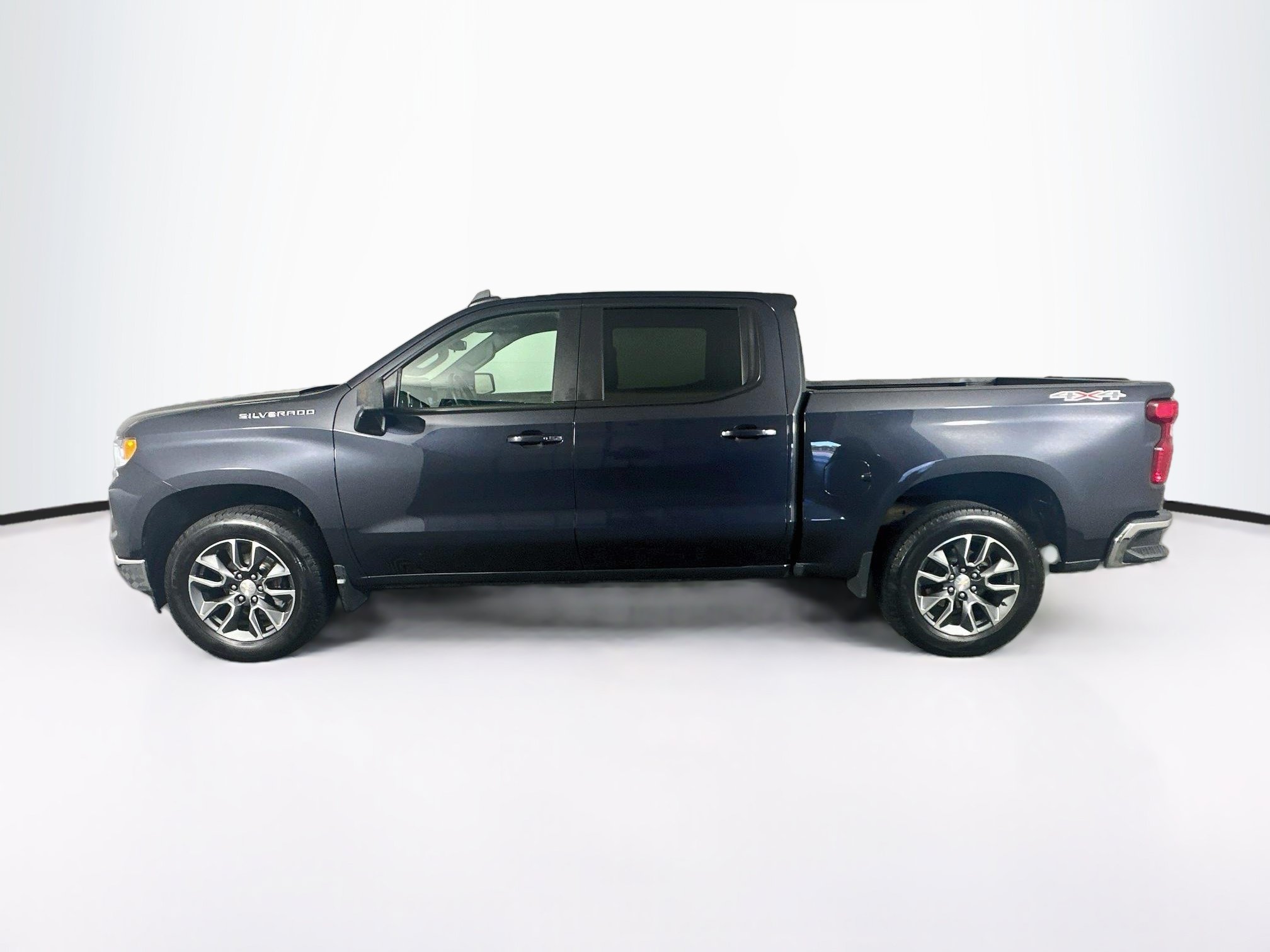 Used 2024 Chevrolet Silverado 1500 LT AWD/4WD image 4