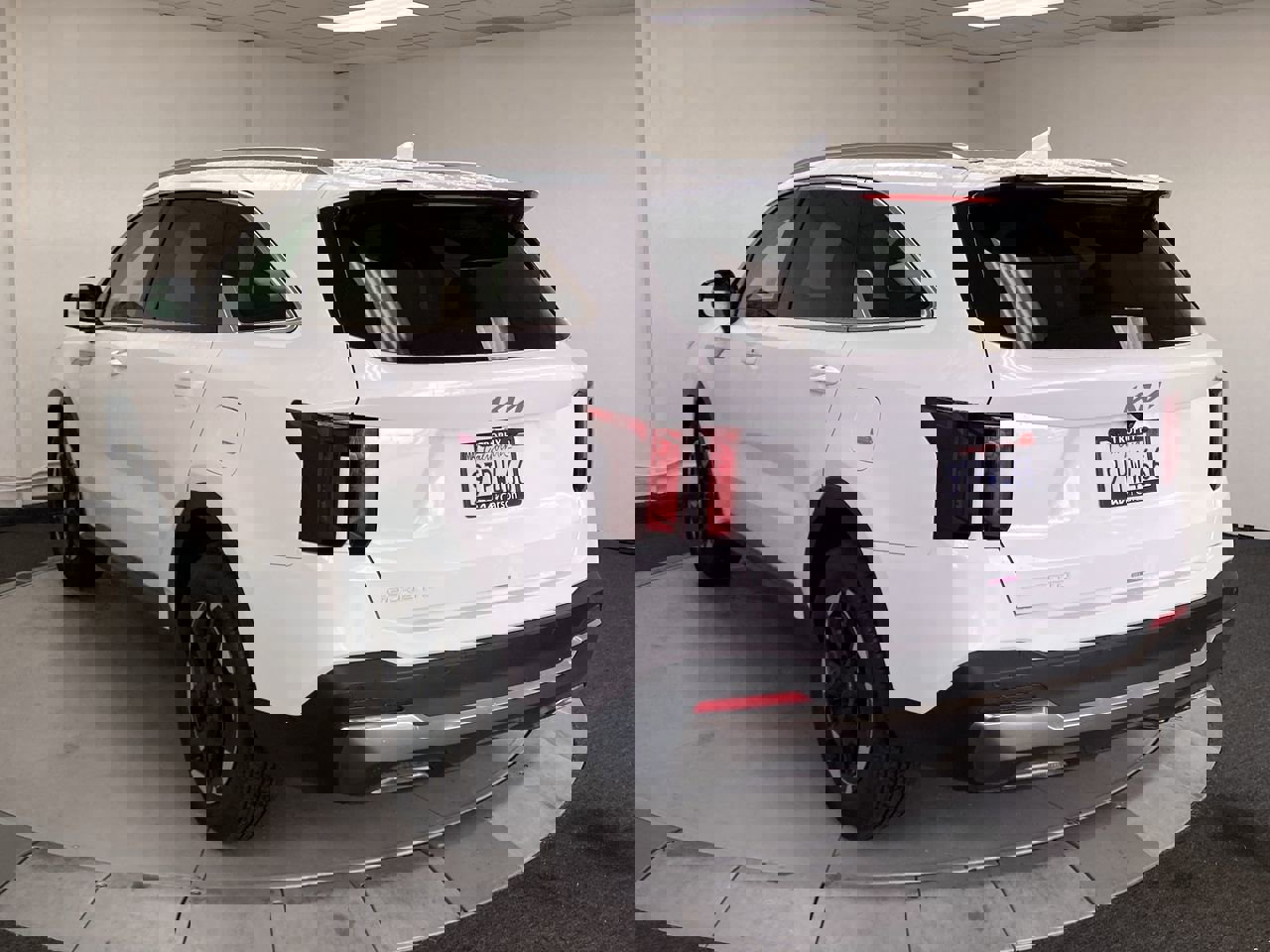 Certified 2025 Kia Sorento S w/ Panoramic Sunroof Package image 3