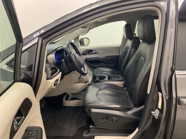 Used 2020 Chrysler Pacifica Touring-L FWD image 9