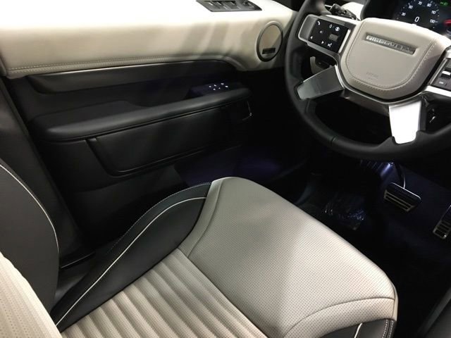 New 2024 Land Rover Discovery Metropolitan Edition image 26