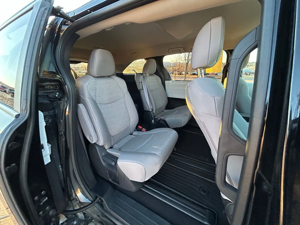 Used 2025 Toyota Sienna LE image 32