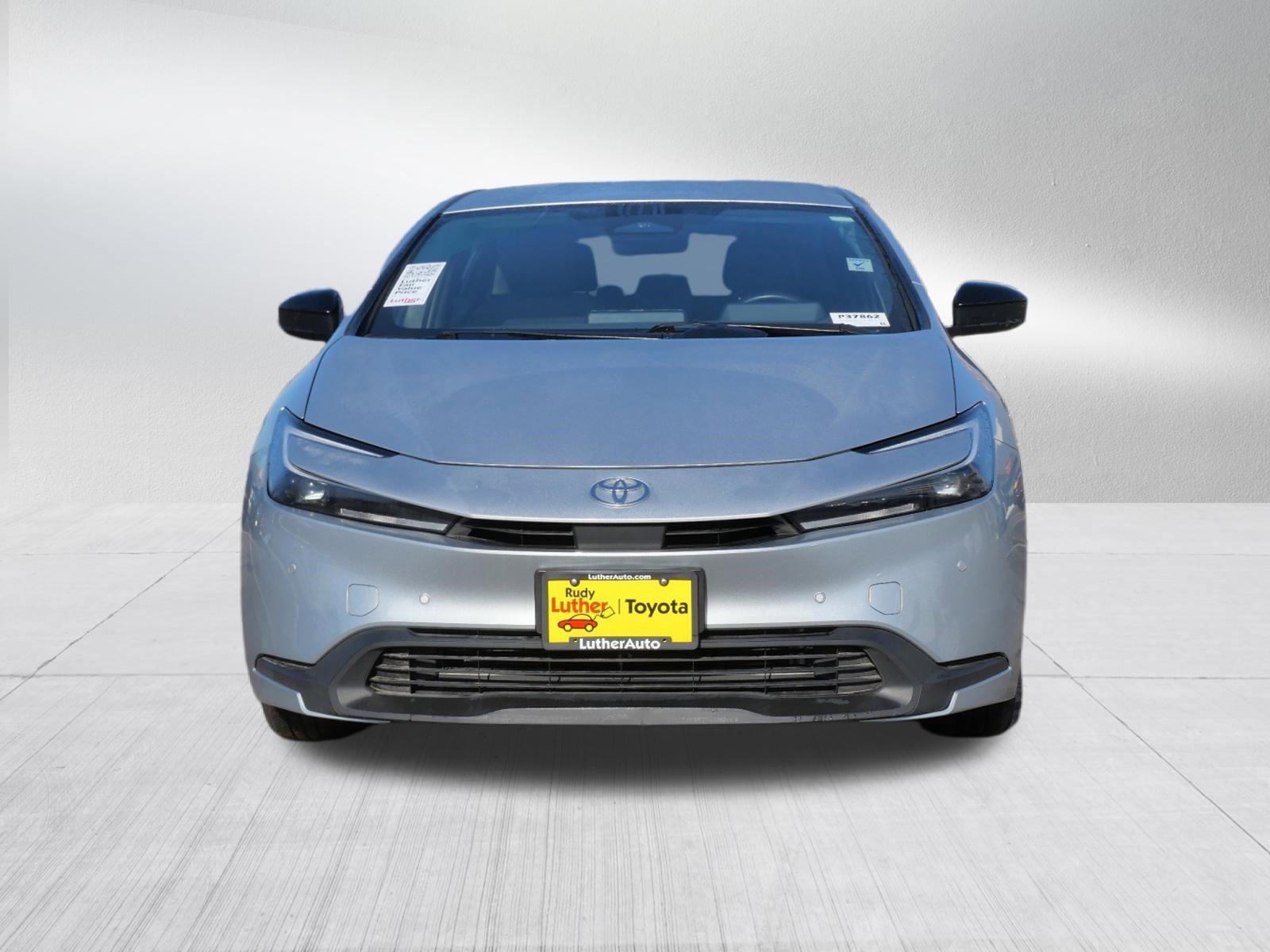 Used 2024 Toyota Prius LE FWD image 2