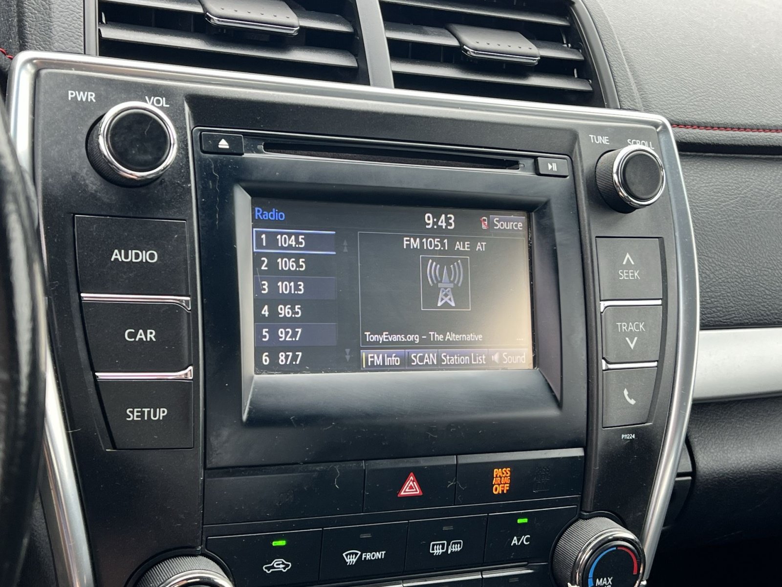 Used 2016 Toyota Camry SE FWD image 18