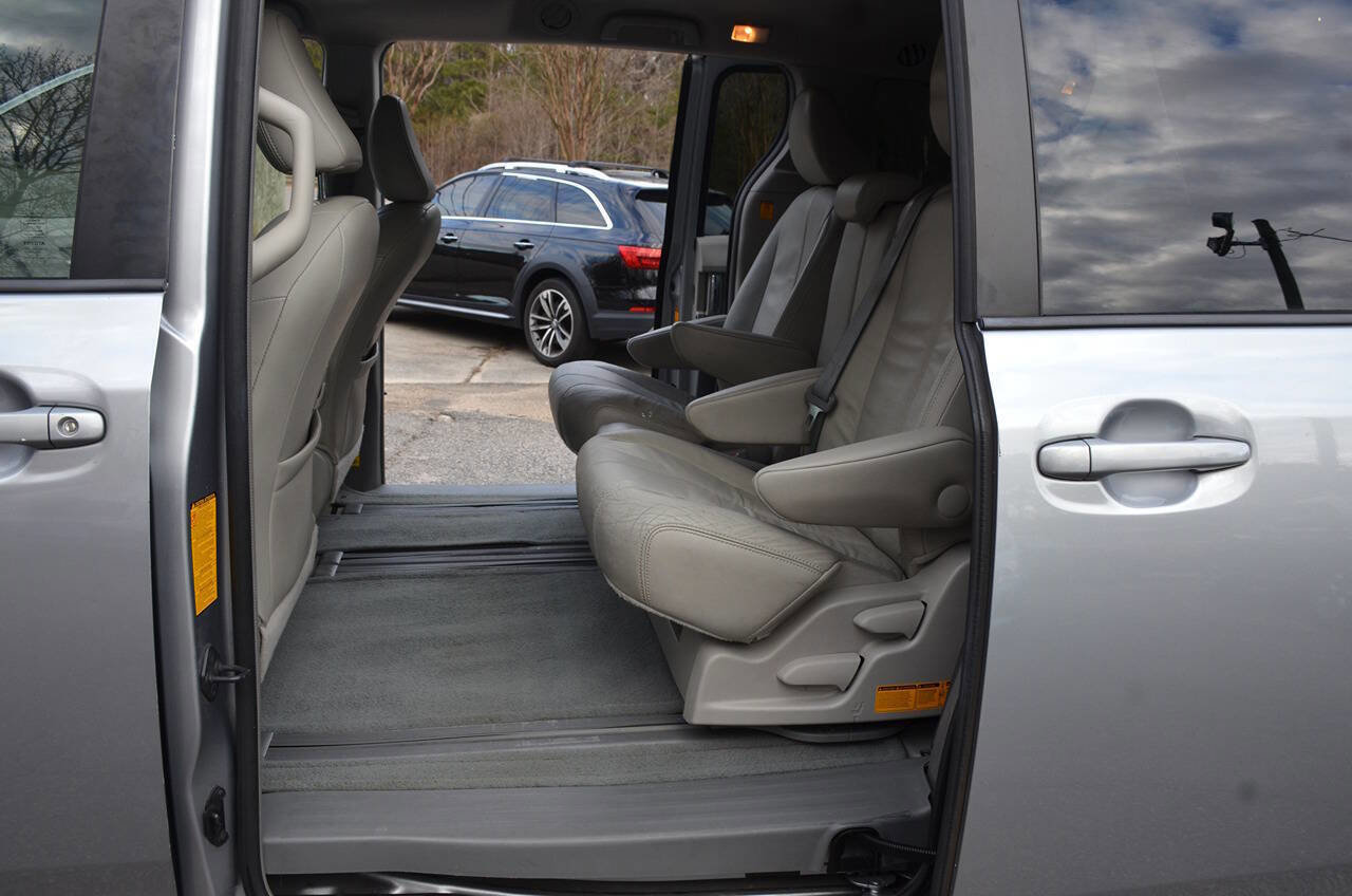 Used 2013 Toyota Sienna XLE image 12