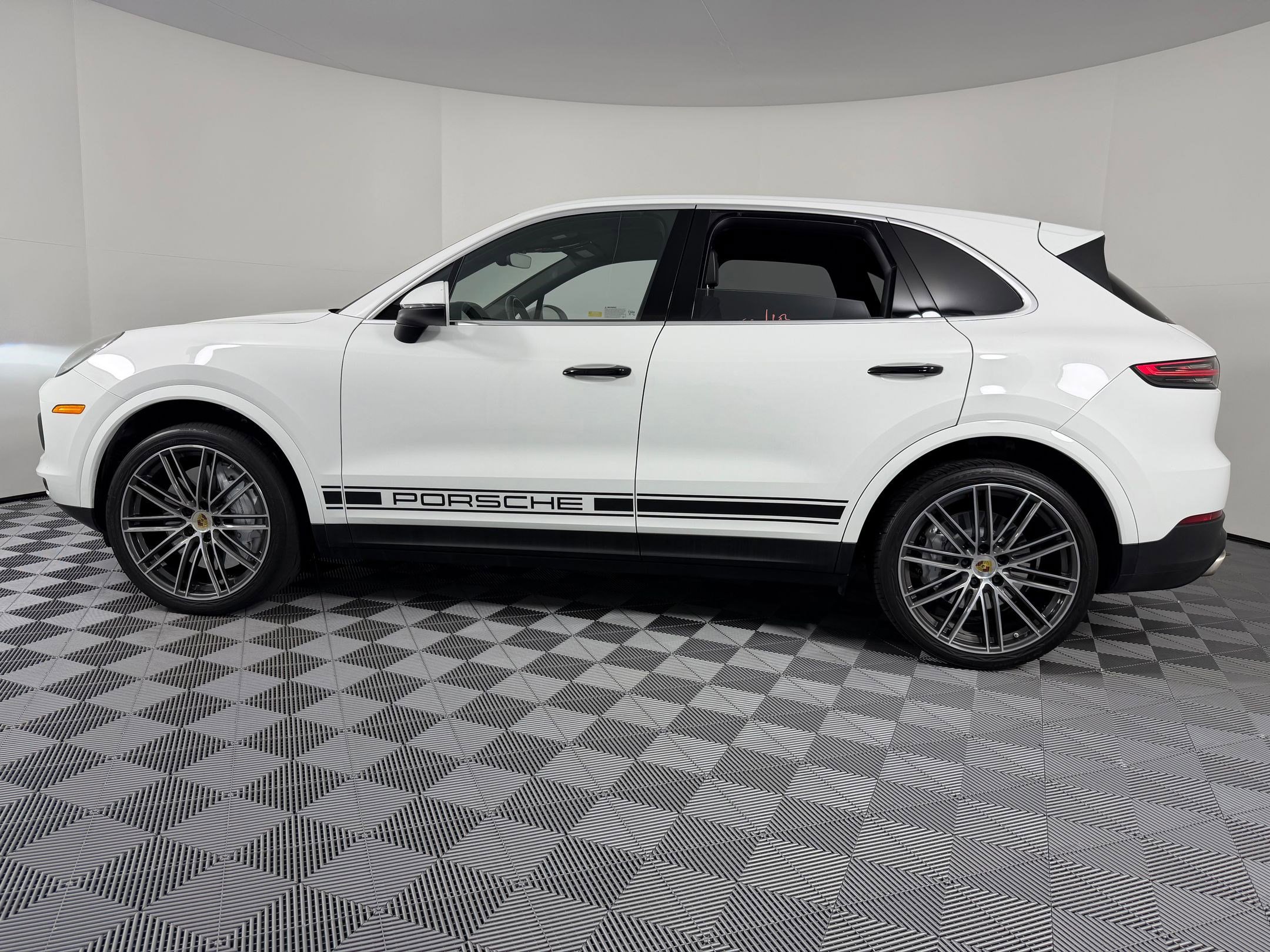 Used 2022 Porsche Cayenne image 2