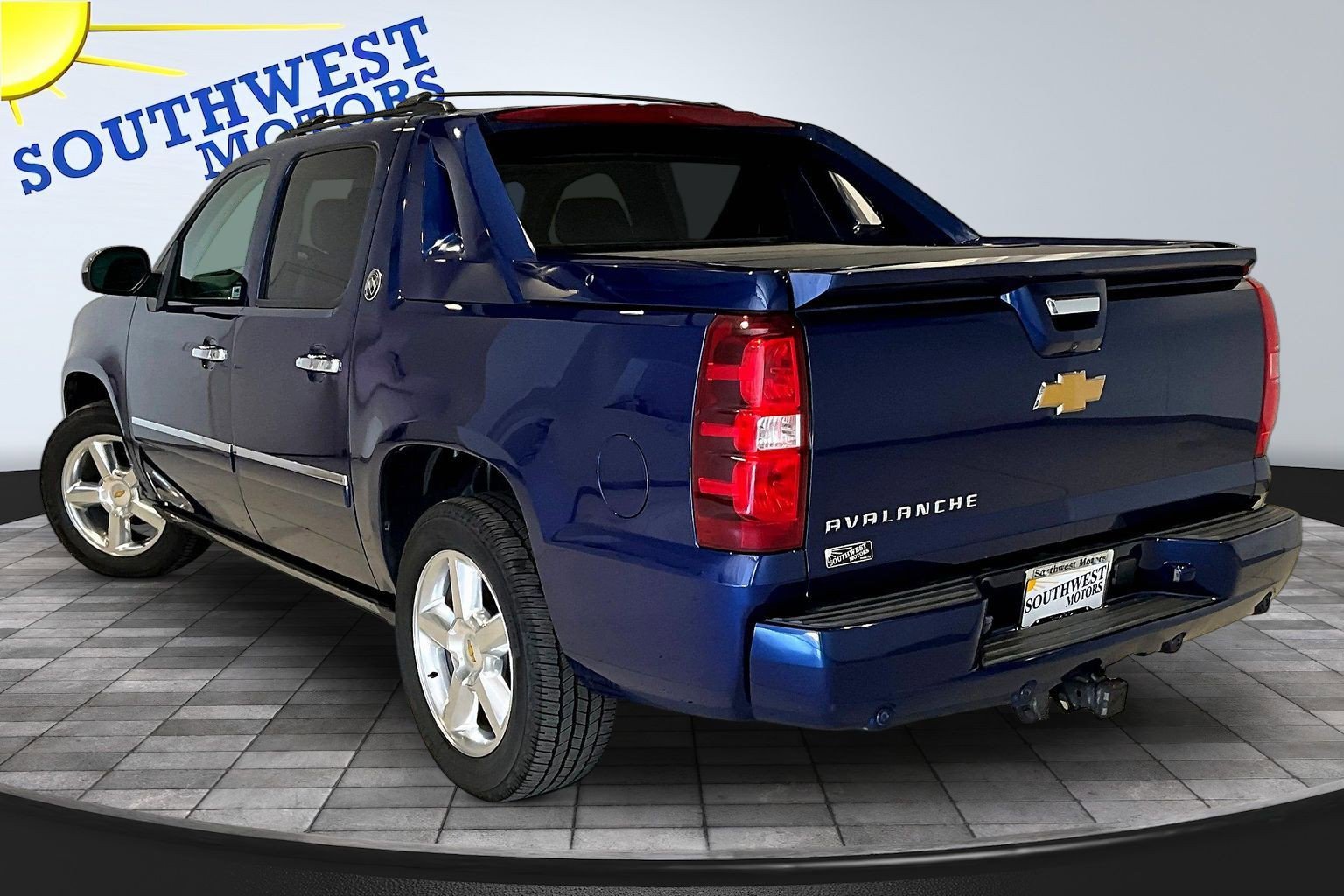 Used 2013 Chevrolet Avalanche LTZ AWD/4WD image 5