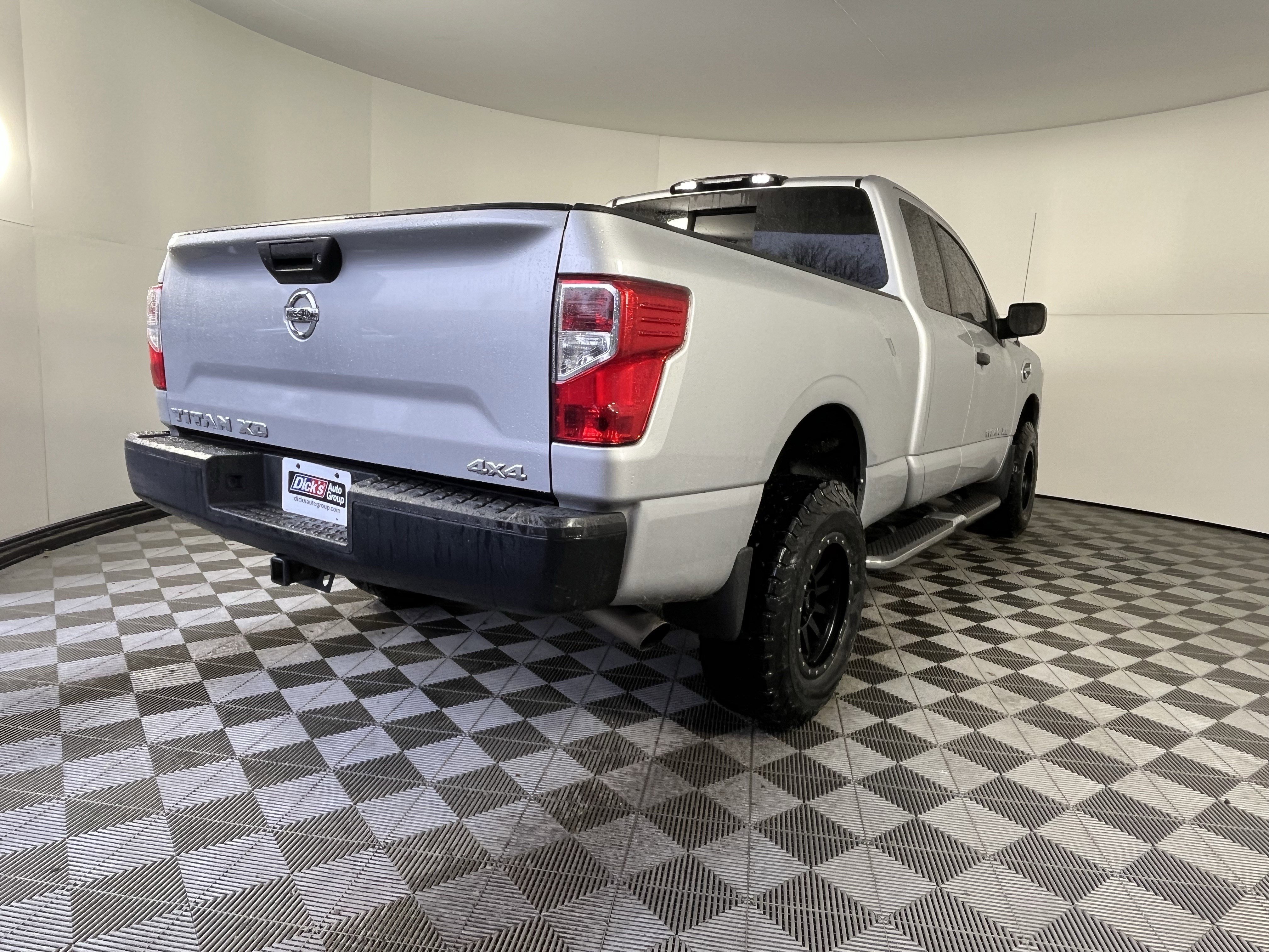 Used 2017 Nissan Titan S image 5