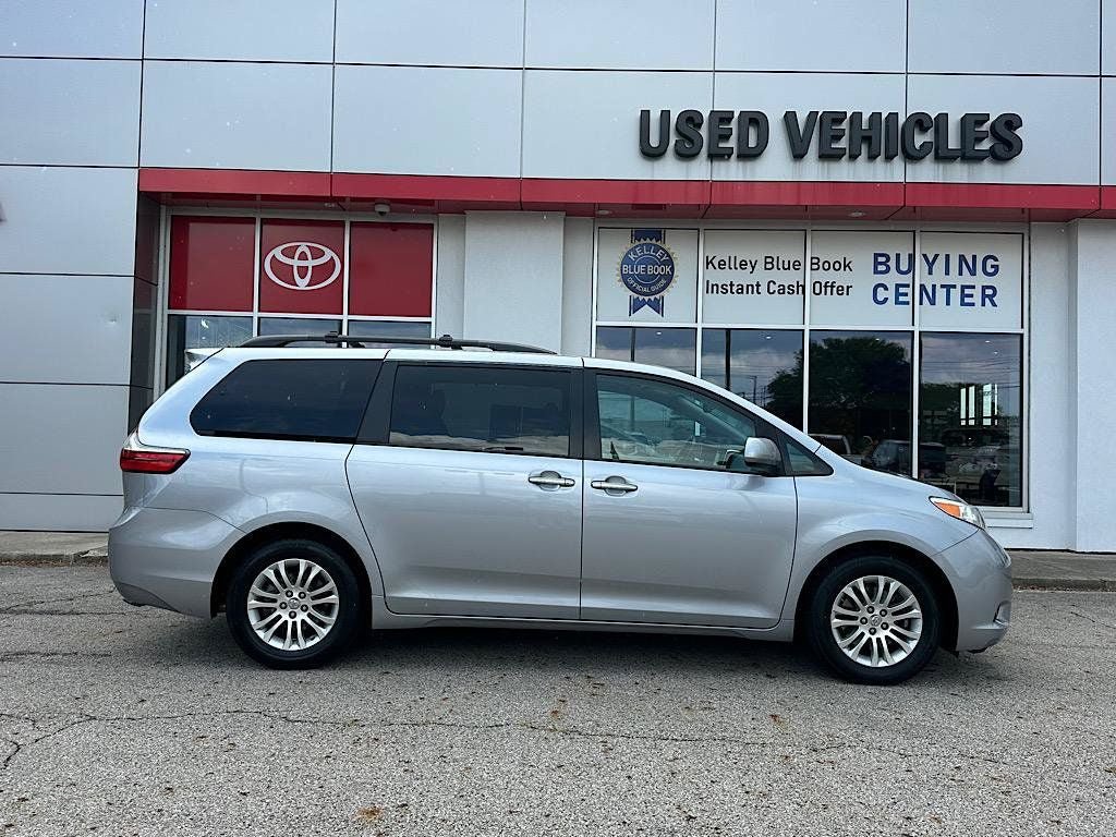 Used 2017 Toyota Sienna XLE Premium FWD image 9