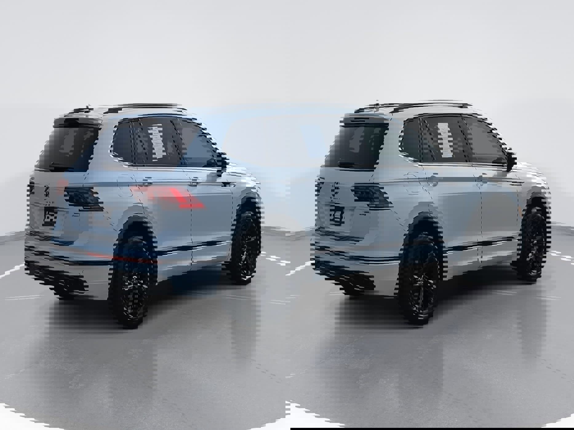 Used 2023 Volkswagen Tiguan SE R-Line image 3